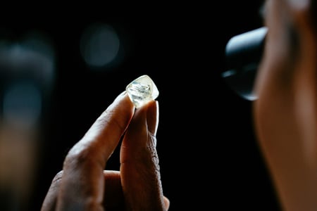 Inspecting a rough diamond for flaws