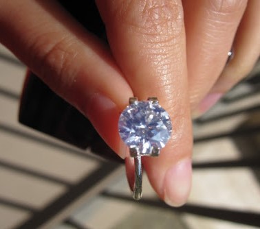 strong blue fluorescence diamond in sunlight