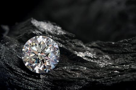 Round Brilliant on a background of kimberlite